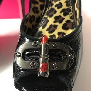 Betsey Johnson shoes black red patent leather lipstick heels peep toe vintage 10